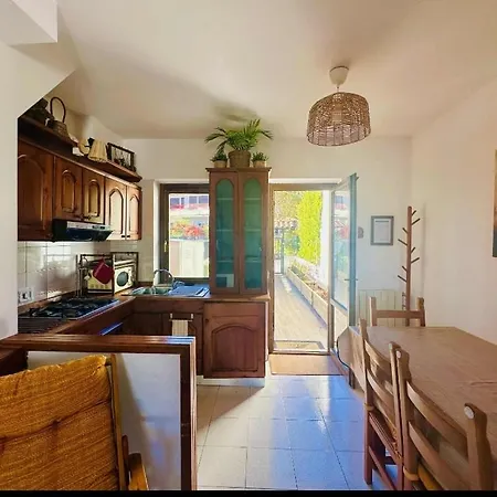 La Di Flavia E Ginny カステル・ディ・サングロ